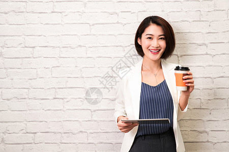 快乐的青年商务女人喝咖啡图片