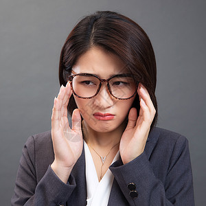 苦恼的商务青年女人图片