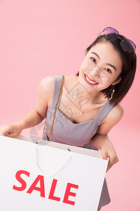高兴的青年女人购物背景图片