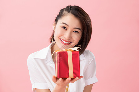 青年女人拿着礼品盒背景图片