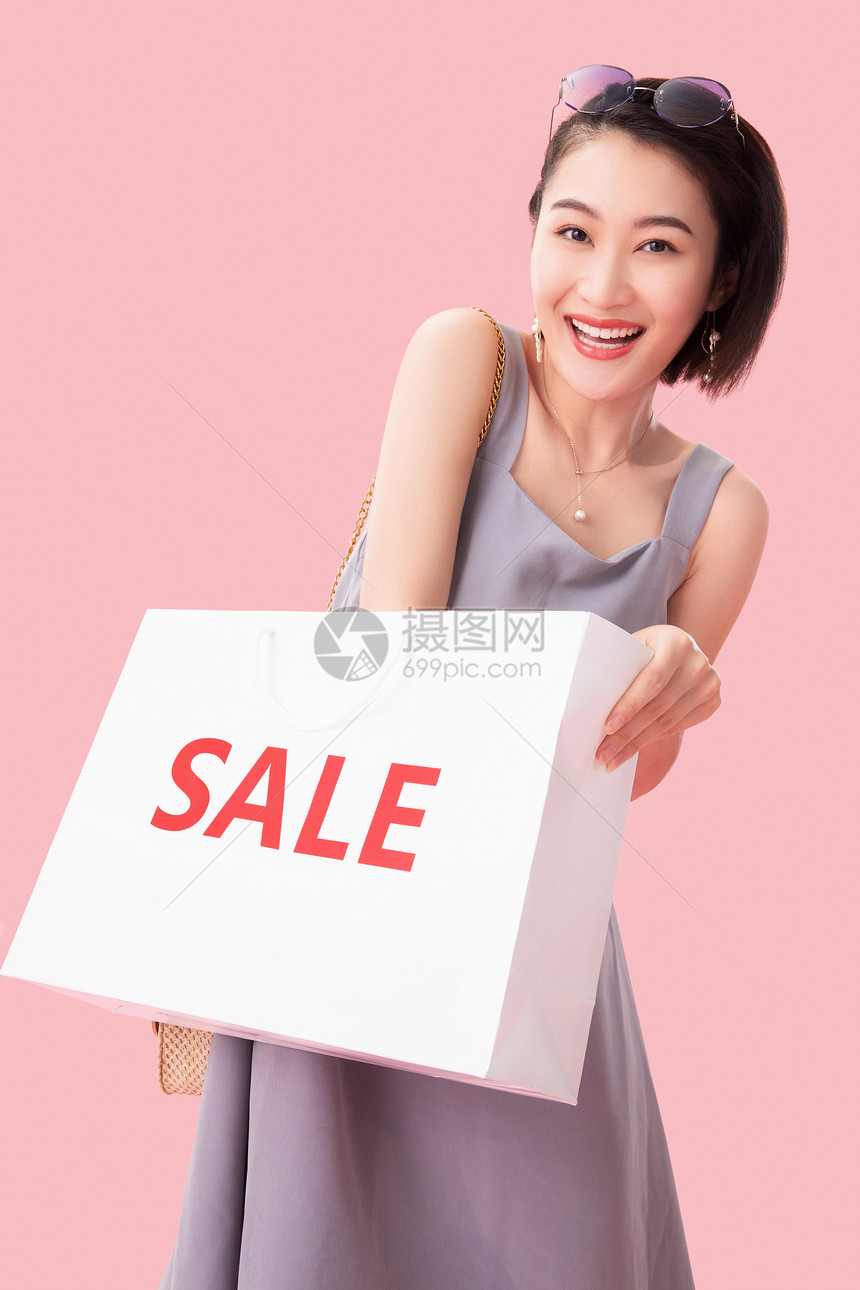 双十一粉色背景彩色图片青年女人购物图片