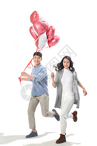 青年人全身像影棚拍摄浪漫情侣拿着心形气球图片