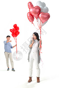 坠入爱河相伴全身像浪漫情侣拿着心形气球图片