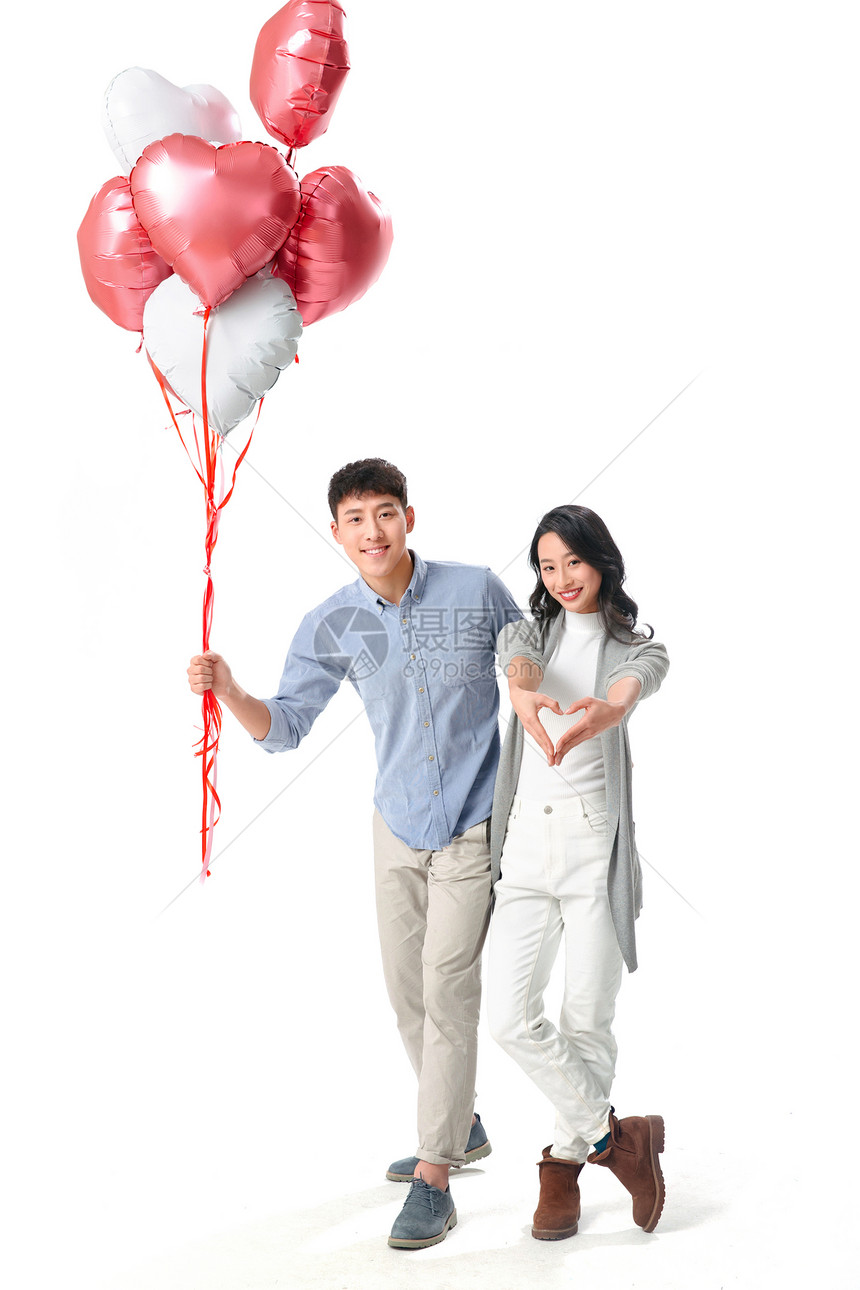礼物青年男人青年人浪漫情侣拿着心形气球图片