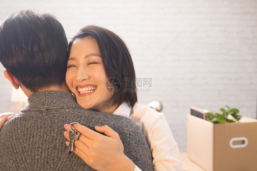 公寓快乐新的年轻夫妇拥抱图片