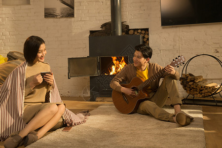 弹吉他幸福毯子浪漫情侣图片