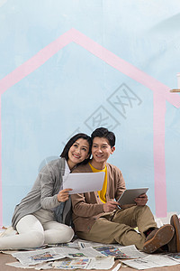 两个人情侣电脑年轻夫妇装修房子图片