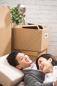 青年夫妇家庭亚洲人年轻夫妇躺在地板上图片