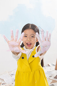 刷漆的女孩乐趣注视镜头可爱的满手涂料的小女孩背景