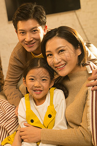父亲亚洲人5到6岁幸福的一家三口图片