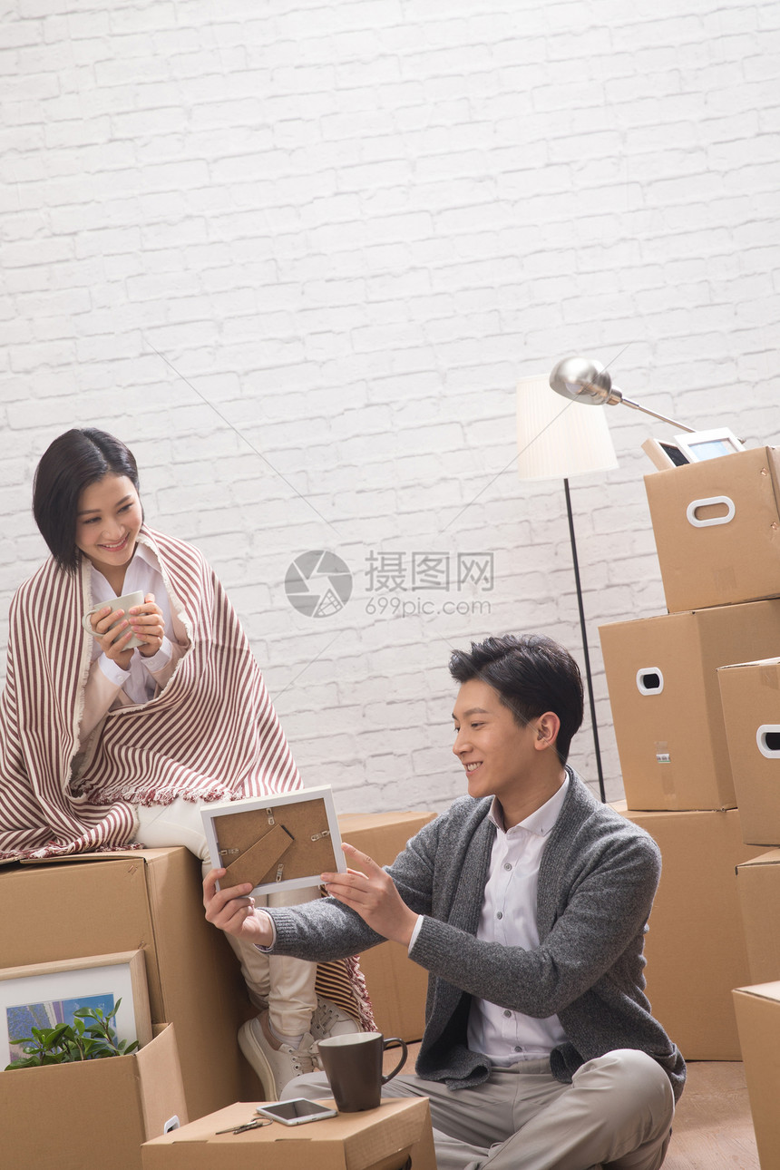 幸福开端情侣年轻夫妇坐在地板上喝水图片
