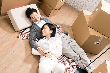 妻子家装包装年轻夫妇躺在地板上图片