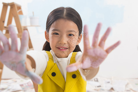 刷漆的女孩高兴彩色图片5到6岁满手涂料的小女孩背景