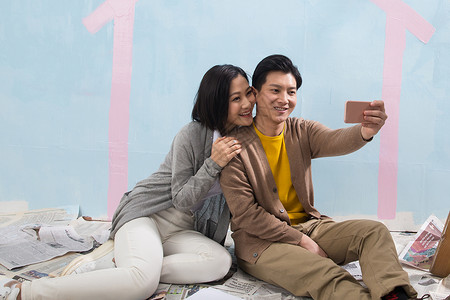 智能房屋公寓舒适智能手机年轻夫妇用手机拍照背景