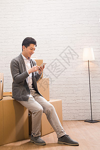 互联网家装坐着拍照视频青年男人看手机背景