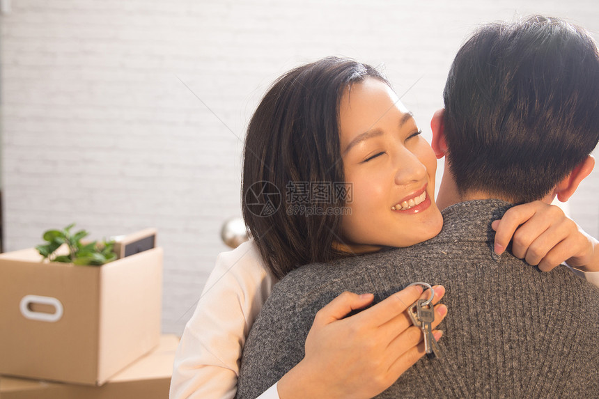 住宅房间搬家青年伴侣年轻夫妇拥抱图片