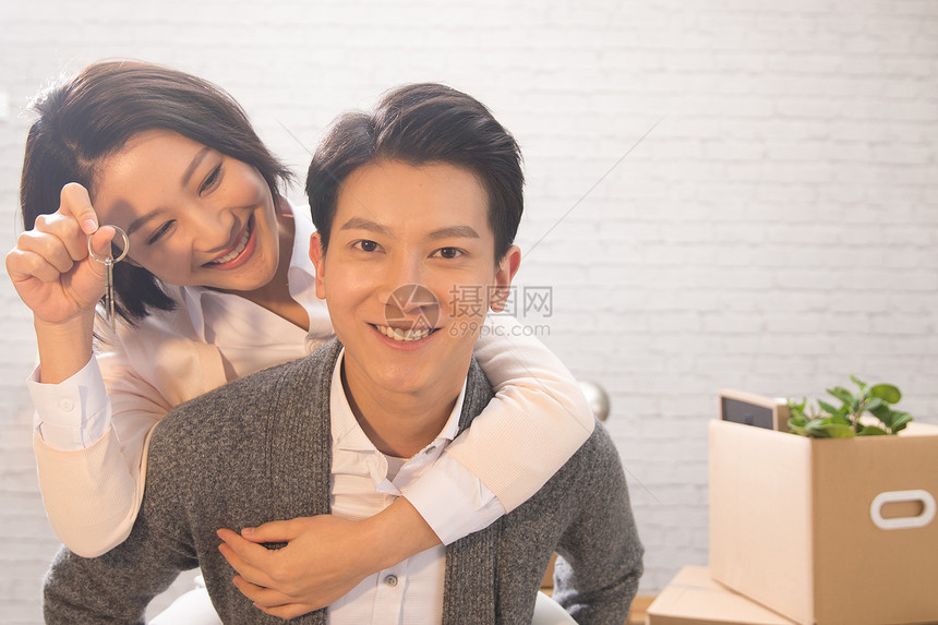 居室成年人开端年轻夫妇拥抱图片