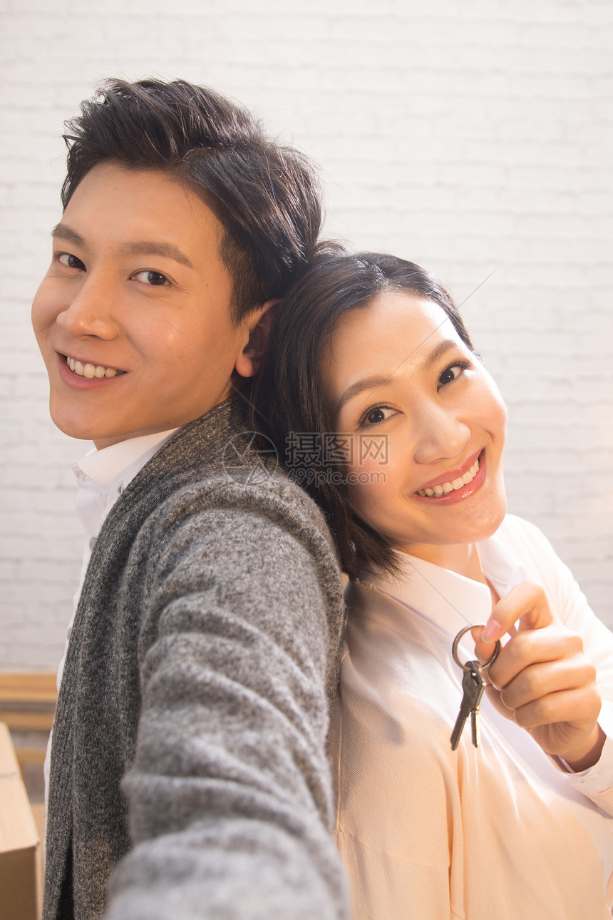 房地产钥匙成年人年轻夫妇拥抱图片