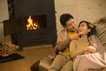 家庭火拥抱浪漫情侣图片