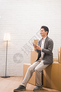 新公寓新的互联网拍照青年男人看手机背景
