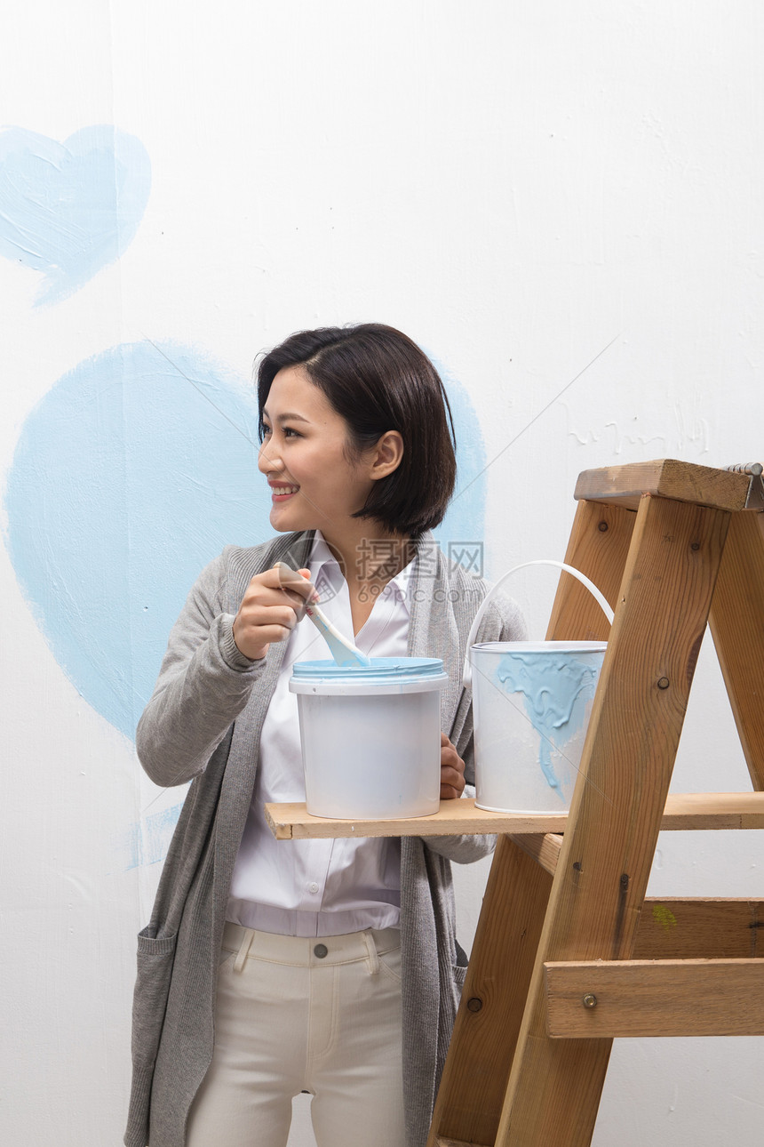 青年女人装修房子图片