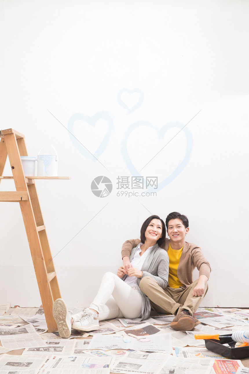 搂着肩膀彩色图片情侣年轻夫妇装修房子图片