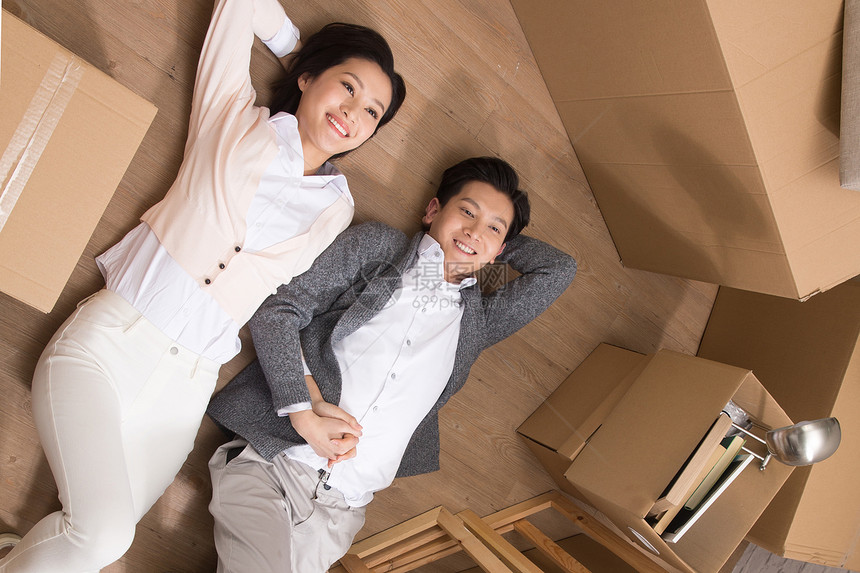 爱创造力家庭生活年轻夫妇躺在地板上图片