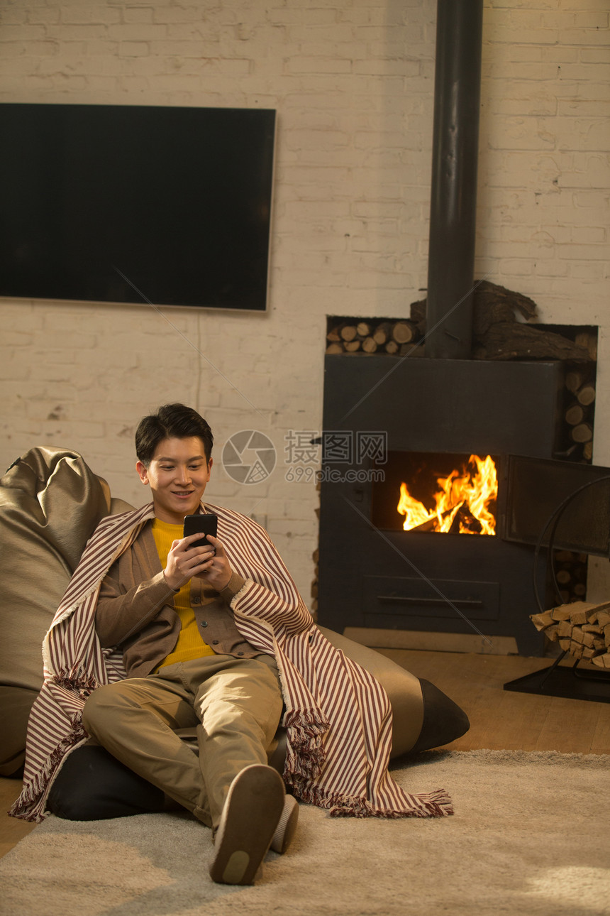 燃烧居室手机青年男人坐在房间里图片