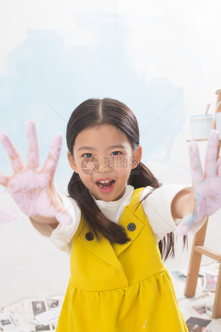 休闲装家装儿童满手涂料的小女孩图片
