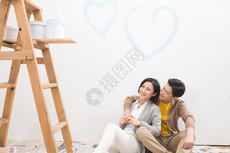 满意油漆倚靠年轻夫妇装修房子图片
