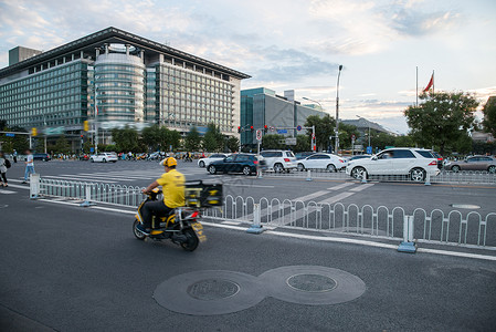 黄色十字光效北京西直门建筑群和道路背景