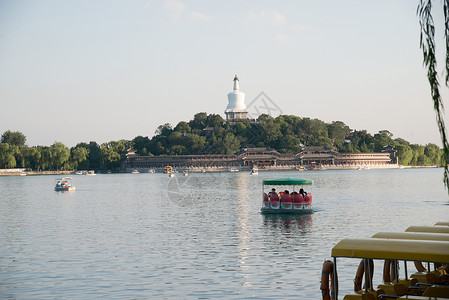 乘船旅行蓝天旅行古老的蓝天北京北海公园背景