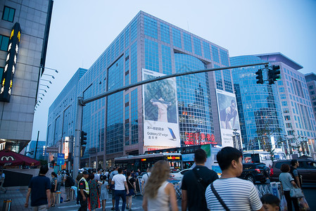 中国文化海报灯汽车办公大楼北京王府井大街背景