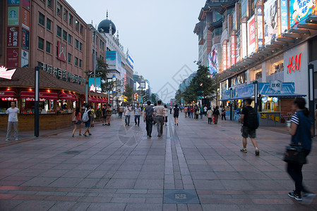 路黄昏照亮建筑外部步行街北京王府井大街背景