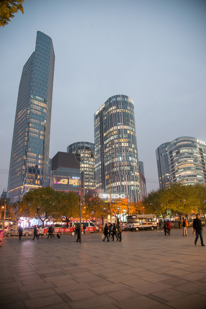 照亮高层建筑大量人群北京商业街夜景图片