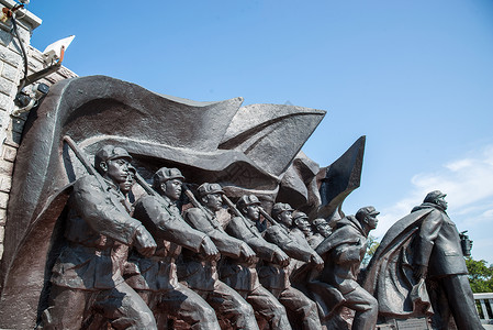 纪念烈士海报摄影彩色图片白昼辽宁省丹东雕像背景