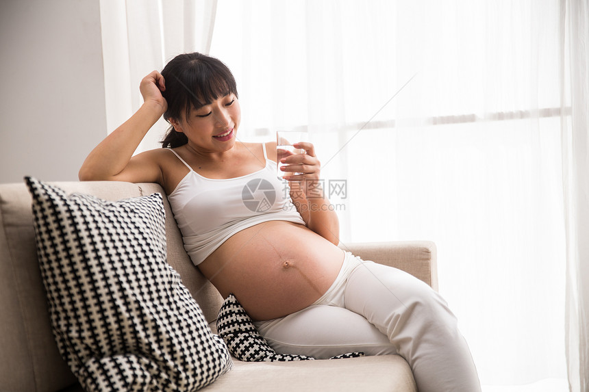身体关注微笑放松幸福的孕妇图片