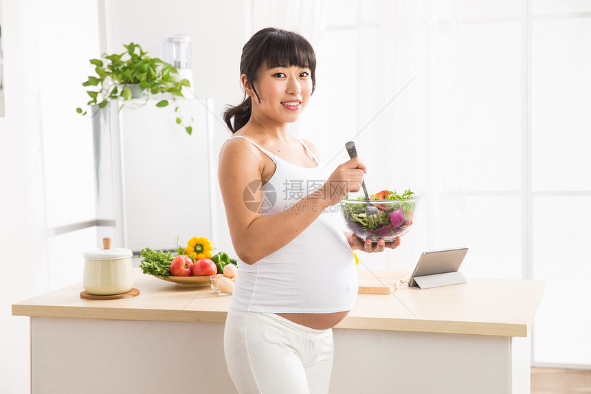 水平构图东方人母亲孕妇吃蔬菜沙拉图片