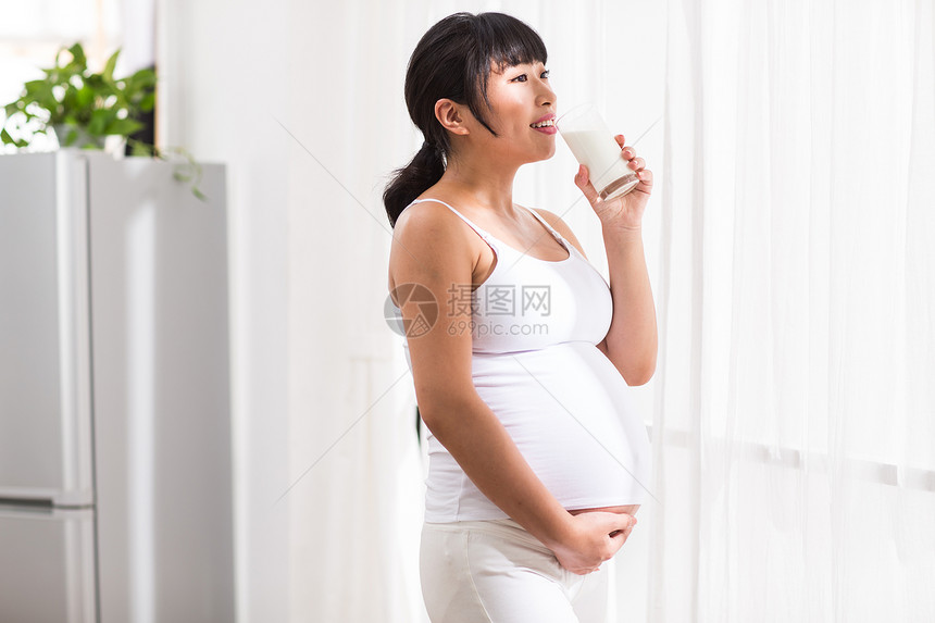 站着骄傲玻璃杯孕妇喝牛奶图片