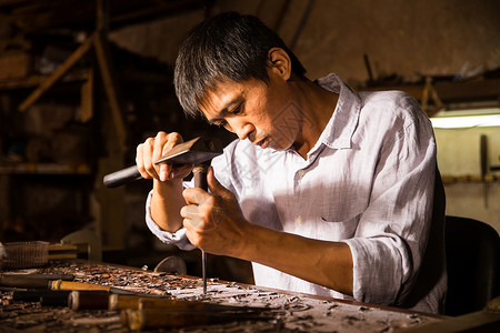 工作东方人仅一个中年男人木工雕刻背景图片