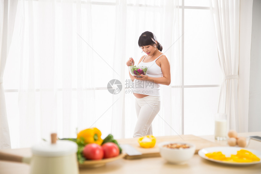 享乐快乐住宅房间孕妇吃蔬菜沙拉图片