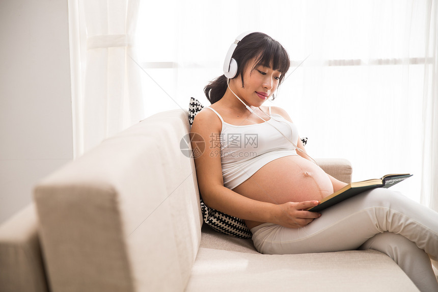 休闲装轻松女人孕妇听音乐看书图片