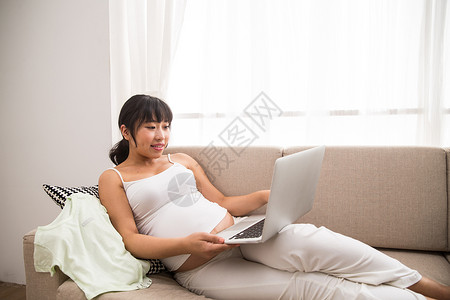 彩色图片简单快乐孕妇使用电脑图片