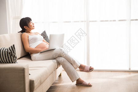 女人露出肚子爱孕妇使用电脑图片