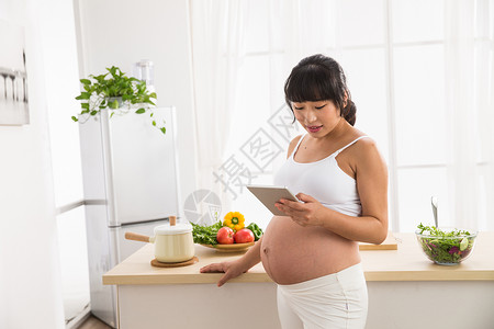 孕妇电脑孕妇看平板电脑背景