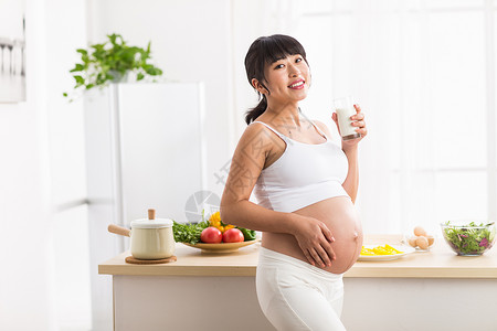 手放在肚子处手放在肚子上孕妇喝牛奶背景