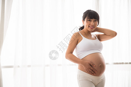 自信幸福的孕妇图片