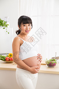 幸福的孕妇抚摸肚子图片