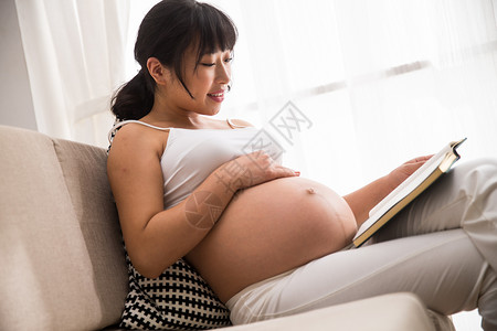 孕妇看书图片