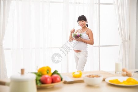 孕育孕妇吃蔬菜沙拉图片